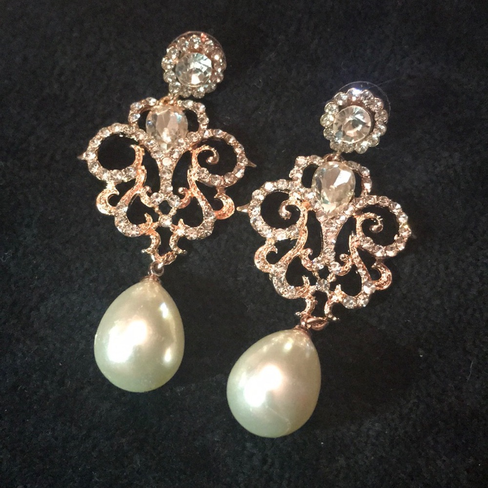 Rose gold pearl earrings